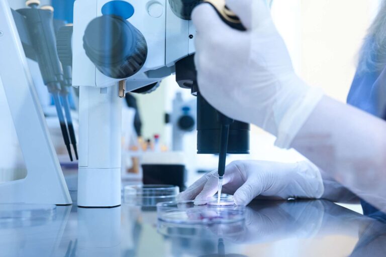 equipment_on_laboratory_of_fertilization_ivf_microscope_of_reproductive (2)